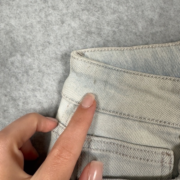 NWT GUESS Jeans Womens 25 Aurora Slashed Slim Straight Light Wash High Rise Blue - Picture 3 of 16